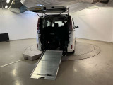 車いす用昇降スロープを出した状態です。