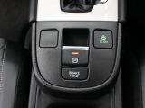 【電子パーキングブレーキ】電子制御のパーキングブレーキと、信号待ちや渋滞に便利なオートブレーキホールドを装備しております。ブレーキペダルから足を離しても自動的に停車状態を保持してくれる便利な機能です