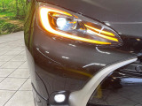 【LEDヘッドライト】悪天候や夜間走行時も良好な視界を確保し安心して運転できる高輝度LEDヘッドライトを装備!点灯速度が早く、消費電力も抑えられています。