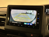 リバースギアに入れるだけで後方の表示へ切り替わります。夜間や雨の日の駐車も楽になりますよ。