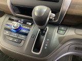 CVT車のセレクトレバーです。低速から高速まで、変速ショックのないスムーズな走りを実現するとともに、エンジン効率のよい領域を維持することで燃費にも貢献します。