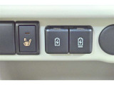 USBポート付きです。運転席にはシートヒーター付いています。