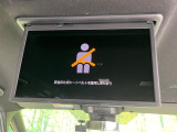 【14型有機ELフリップダウン】三列目からでも迫力のエンタメが観れる大画面フリップダウン。有機ELのモニターでは、一般的なフリップダウンよりも高コントラストでキレイな映像を楽しめます。
