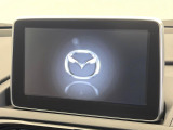 【マツダコネクトナビ】車内の雰囲気にマッチした一体型タイプのナビ。各種車輌設定やBluetooth再生等、様々な機能が楽しめます。直感的なダイヤル操作が可能で、使い勝手も良好です。
