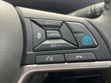 【プロパイロット】高速道路のロングドライブをアシスト。アクセル・ブレーキを制御し前方車との車間距離を保ち、ハンドル操作を制御アシストし走行車線を維持します。