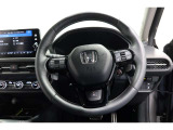 運転中もハンドルでの操作が可能です。特に高速道路等の目が離せない運転時には、便利さだけでなく、安全性も兼ね備えております。