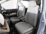 運転席と助手席は足元が繋がっているので自由に行き来しやすいので駐車場が狭いときでも助手席側からスムーズに乗り降りできて便利!