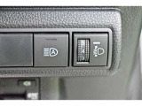 オートマチックハイビームとは、先行車や対向車のライトを認識し、ハイビームとロービームを自動で切り替える機能です。夜道の視界を確保します。詳細は販売店スタッフまでおたずねください。