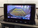 リバースギアに入れるだけで後方の表示へ切り替わります。夜間や雨の日の駐車も楽になりますよ。