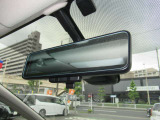 『スマートルームミラー』付き♪♪ 後席乗車の方の頭で後続車を確認できない時には後部カメラが撮影する映像をここに表示させて後方の確認ができます♪♪