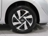 タイヤサイズは(185/60R15)でキャップ付きスチ-ルホイールです。