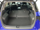 シートをすべて倒すとこんなに広々。たくさん荷物を積めます。これだけのスペースであればかなりの荷物が載せられます!