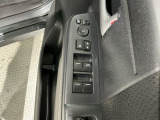 狭い駐車場で便利な電動格納ドアミラーが付いています。