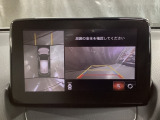 狭い場所での駐車やすれ違いなどでより的確な運転操作に役立つ360&deg;ビューモニターが装備されています。