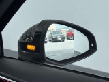 ●アウディサイドアシスト『後方の死角を並走する車両を検知しドアミラーの内側のLEDが点灯。ドライバーに注意を促し事故を未然に防ぐシステムです。』