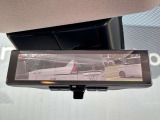スマートルームミラーも付いています。後方ピラーや荷物、後席に同乗している方や曇りなど視界が遮られた場合でも後方カメラからの映像で安全確認をすることができます。