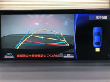 【バックガイドモニター】後方の映像をナビ画面に表示するだけでなく、ステアリング操作に連動して動くガイド線も同時に表示!予想進路の確認をしながら後退できるので便利です!