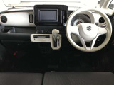 見通しのいい視界と最適なレイアウトで運転しやすいです。
