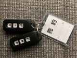 家族やパートナーと個別に持てるため、貸し借りの手間がなくスムーズに乗車できます。また、メインキーを自宅に置いたまま、もう一方をサブとして常に鞄に入れておけるため、持ち出し忘れを防げる点も便利です。