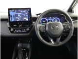 スタイリッシュなデザインのインパネ。各操作スイッチは使いやすい位置に配置されてます。