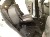 リアシートの背もたれは2段階の角度調節がついています。お好みの位置でゆったりお乗りいただけます。 座面を跳ね上げて収納スペースを広くすることも可能です。