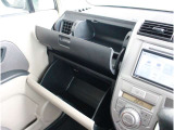 操作性に優れた運転席となります!小物入れや各ボタンの配置にこだわり、使いやすいです!座り心地もよく視認性も良好なのでロングドライブもお任せ下さい!