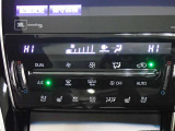 左右独立オートエアコンで夏も冬も快適な車内空間を。