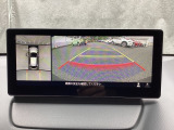 狭い場所での駐車やすれ違いなどでより的確な運転操作に役立つ360&deg;ビューモニターが装備されています。