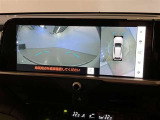 【パノラミックビューモニター】映像で、見づらい車両周辺の確認をアシスト。クルマを真上から見ているような映像を表示。 運転席から確認しにくい車両周囲の状況を把握。