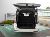大きく開くリヤゲート,荷物スペースも確保できます。レジャー使用にも大活躍!