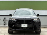 【BMWの伝統】BMWの特徴的な&ldquo;キドニーグリル&rdquo;は、80年以上続く伝統の形でございます。変わらないこだわりのデザインが、プレミアムブランド&ldquo;BMW&rdquo;を創り出します。