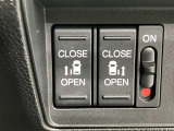 両側パワースライドドアを採用しており、運転席から簡単に開閉操作が可能です。駐車場や狭い場所でも扱いやすく、乗車時・降車時の負担を軽減します。