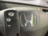 【Hondaスマートキー】カバンやポケットに入れたままでもドアの施錠・解錠が可能なスマートキーを装備。エンジンのオン・オフ時もカギを取り出す必要が無いからとっても便利です♪