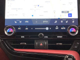オートエアコンは温度を設定するだけで、自動で風量などを設定してくれます。運転しながら操作も必要ないので、安全性も向上します。