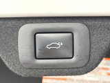 【パワーバックドア】スマートキーや運転席のボタンを押すだけでリアゲートが自動で開閉します!荷物を持っている時や、高い位置にあるバックドアを閉める際に便利な機能です♪