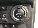 エンジンスタートスイッチです。キーが車内にあれば、エンジンの始動や停止はスイッチを押すだけ!キーを取り出す手間を省き、ワンプッシュで操作できるので簡単でスムーズです。
