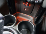 ドリンクホルダー、小物入れ、アンビエントライトが光ります。