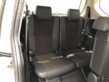 サードシートです。荷物が思ったより多くなった時や、大人数のドライブなど様々なシーンで対応が来ます。片方を畳んで荷物を載せたり、シートアレンジも自由自在。