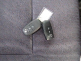 電子キーをポケットやカバンに入れているだけで、ドアの開錠・施錠が行えます。荷物を抱えていてもラクラク開閉です。エンジン始動も行えます。