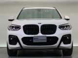 【キドニーグリル】BMWの代名詞。一目見ただけでBMWであると認識できる確固たるアイコンとして存在感を放ちます。