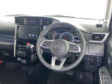 運転席まわりです。 各操作スイッチは使いやすい位置に配置されてます。