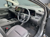 快適に運転できるドライブポジション!運転席シートリフターとシートスライドで、無理のない運転姿勢がとれます。