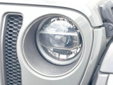 ●LEDヘッドライト:夜間走行時も良好な視界を確保し安心して運転できる高輝度LEDヘッドライトを装備!点灯速度が早く、消費電力も抑えられています。