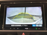 リバースギアに入れるだけで後方の表示へ切り替わります。夜間や雨の日の駐車も楽になりますよ。
