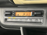 【オートエアコン】一度お好みの温度に設定すれば、車内の温度を検知し風量や温度を自動で調整。暑い&hellip;寒い&hellip;と何度もスイッチ操作をする必要はありません。快適な車内空間には必須の機能ですね♪