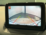 リバースギアに入れるだけで後方の表示へ切り替わります。夜間や雨の日の駐車も楽になりますよ。