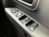 パワーウィンドウのスイッチですよ。 運転席に居ながら窓を開け閉めのコントロールできますよ。
