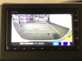 【リアカメラ】後方の距離感や障害物を、モニター越しにそっと教えてくれる機能です。見えにくい場所を確認できる安心感が、落ち着いたハンドル操作を支えます。