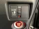 左側電動スライドドアは運転席からでも操作ができるように、ハンドル付近に開閉の操作スイッチが付いています。