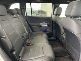メルセデス・ベンツの定める厳しい基準をクリアしたお車のみをご案内させて頂きます。納車前整備はメーカー規定に基づき当店3Fの指定工場で入念に行なわれます。熟練のメカニックがお客様のお車を整備致します。